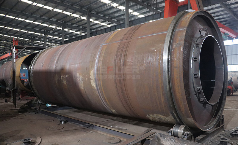 車間正在制作的裂解設(shè)備