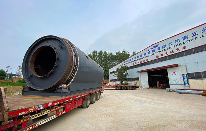 新疆劉總訂購的6臺LES-2675輪胎煉油設備裝車發出 新疆劉總訂購的6臺LES-2675輪胎煉油設備裝車發出02