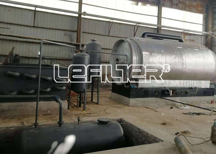 廢塑料裂解煉油現(xiàn)場(chǎng)